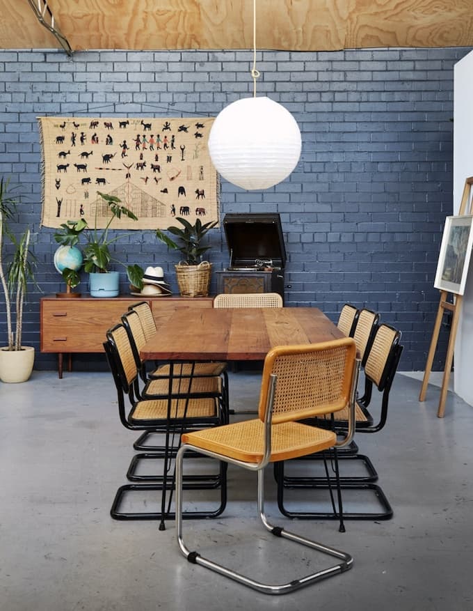 décoration maison dans un loft salle à manger mur briques bleu blog déco clemaroundthecorner