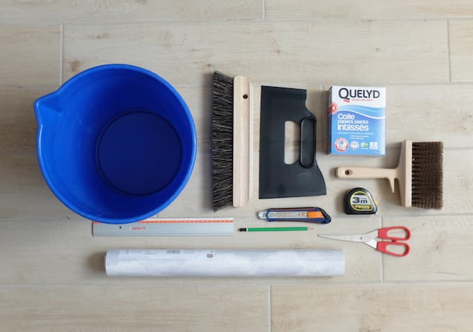 DIY comment pose du papier peint intissé technique conseil et matériel