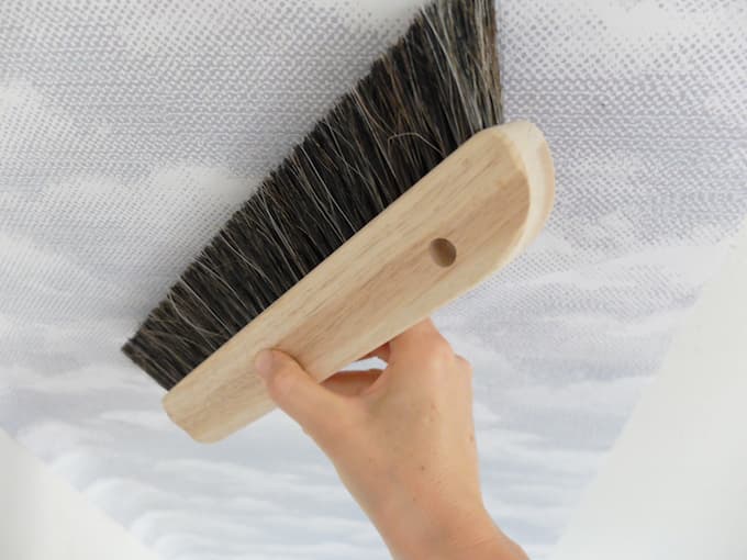 DIY comment pose du papier peint intissé conseils marouflage blogueuse décoration clem around the corner