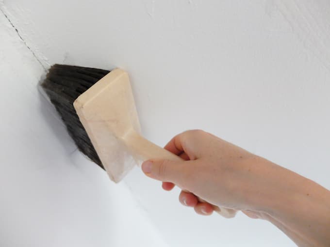 DIY comment pose du papier peint intissé encollage angles brosse spécifique