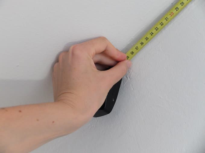 DIY comment pose du papier peint intissé mesure mur sous-pente astuces