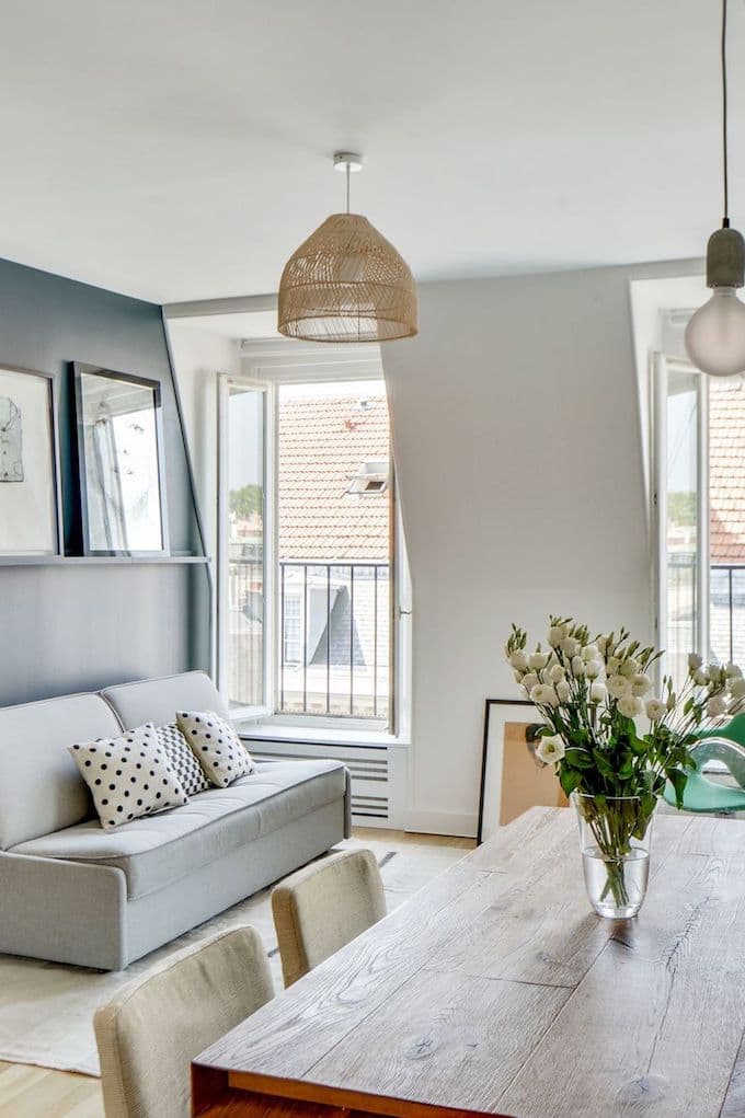 appartement familial 37m2 paris salon suspension en rotin - blog déco - clem around the corner