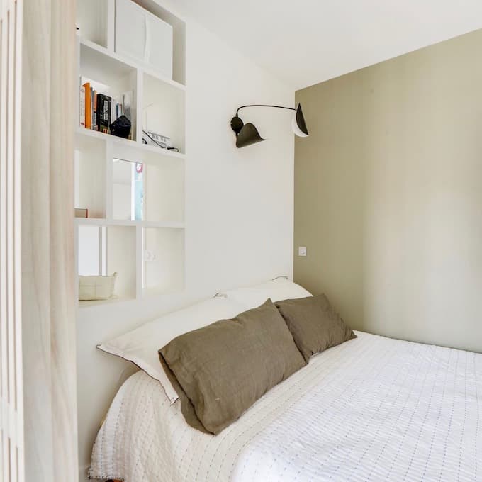 appartement familial 37m2 paris chambre parentale vert kaki olive - blog déco - clem around the corner