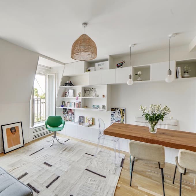 appartement familial 37m2 paris bibliothèque sur mesure masquer la télé - blog déco - clem around the corner