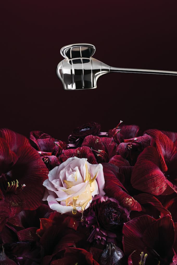 Éteignoir abeille Bzzz Alessi posé près d’une bougie The Five Seasons