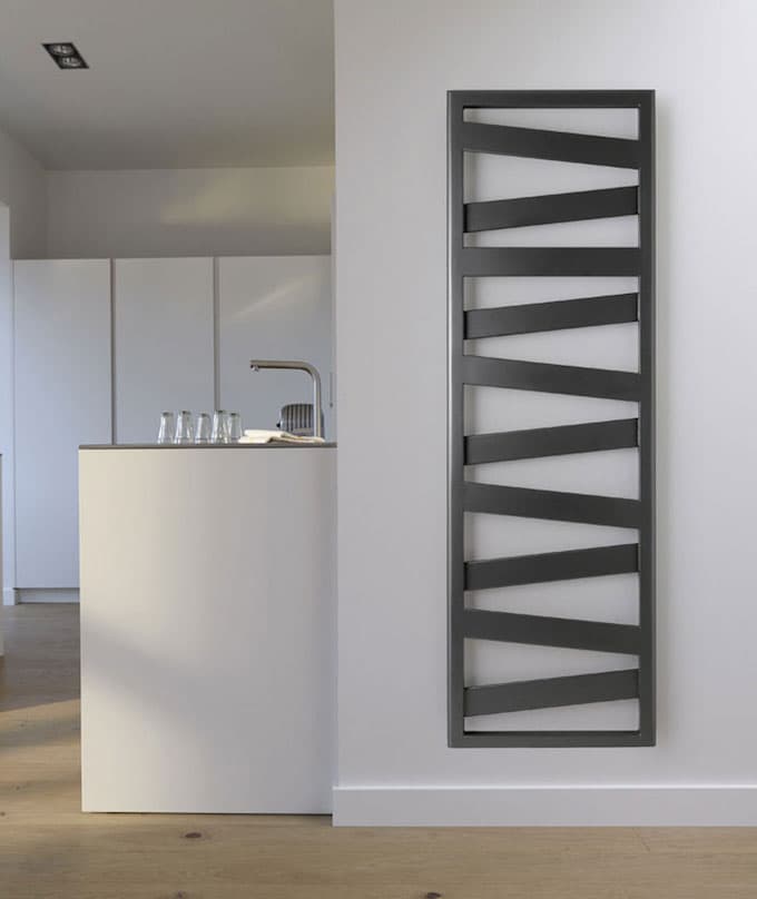 Radiateurs Kazeane gris, noir et chromé présentés devant une architecture contemporaine