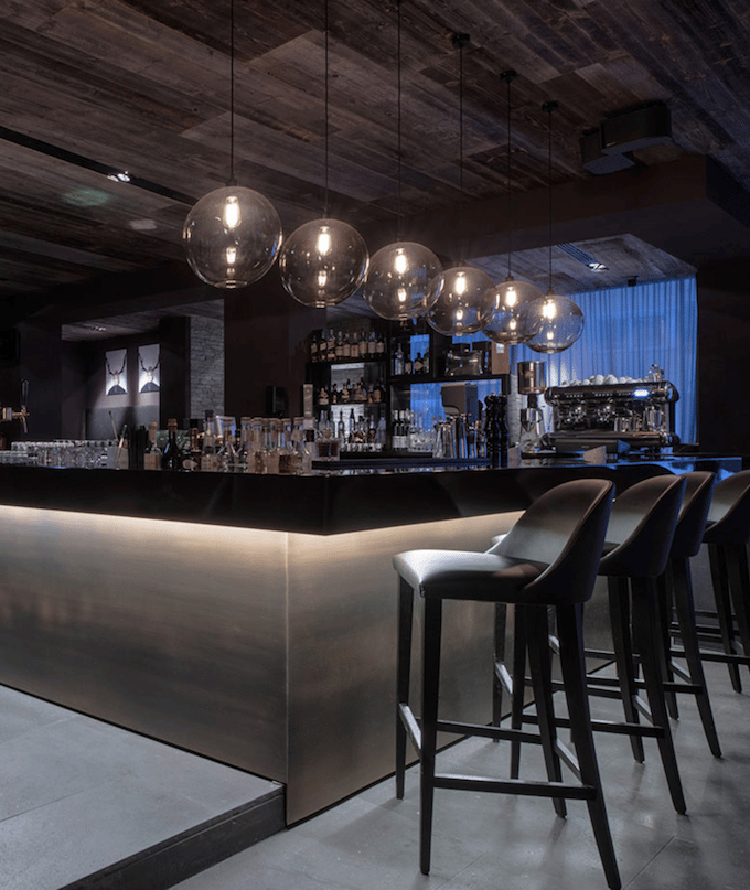 hôtel chic en pleine montagne bar lounge tabouret design luminaires suspension blog déco clem around the corner