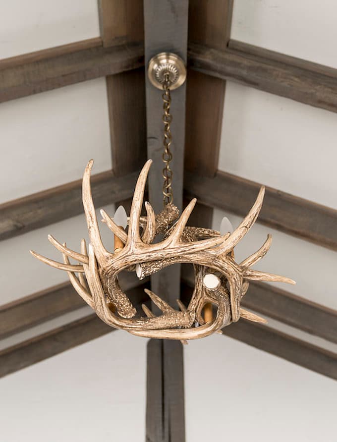 petit chalet vintage lustre bois de cerf toit blog déco clem around the corner