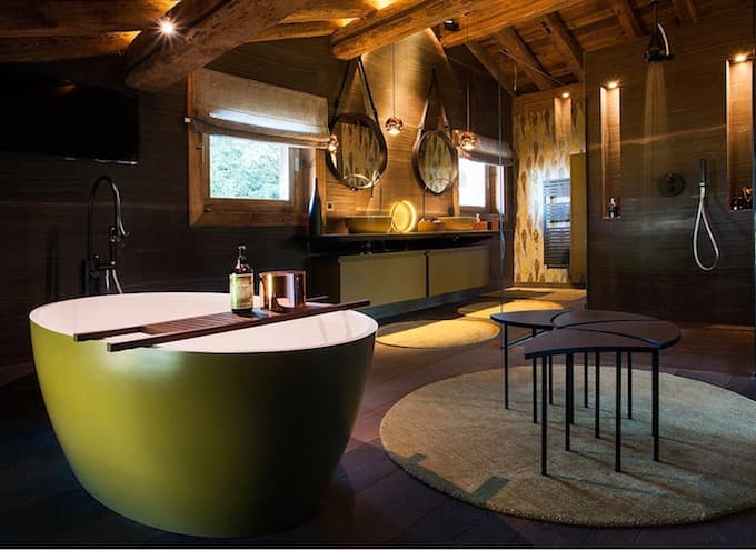 chalet du Père Noël baignoire verte ronde sur pieds ilot - blog déco - clem aroud the corner