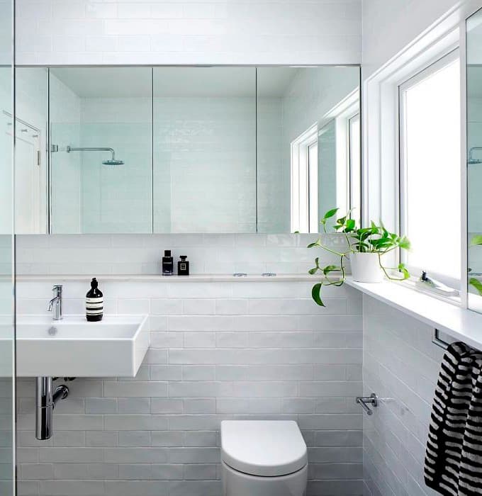salle de bain toute blanche carrelage metro zellige blanc tout hauteur