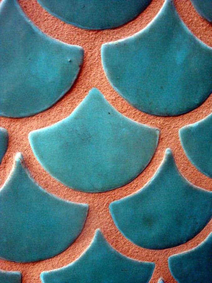 carrelage écaille poisson orange bleu décoration murale originale