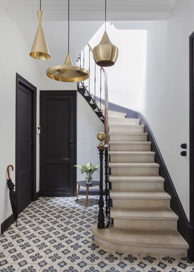 bohème scandinave décoration carreaux de ciment escalier pierre porte noir suspension doré blog déco clem around the corner