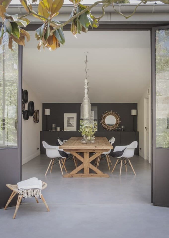 bohème scandinave chaise table bois miroir soleil tabouret mur noir sol béton cire blog déco clem around the corner