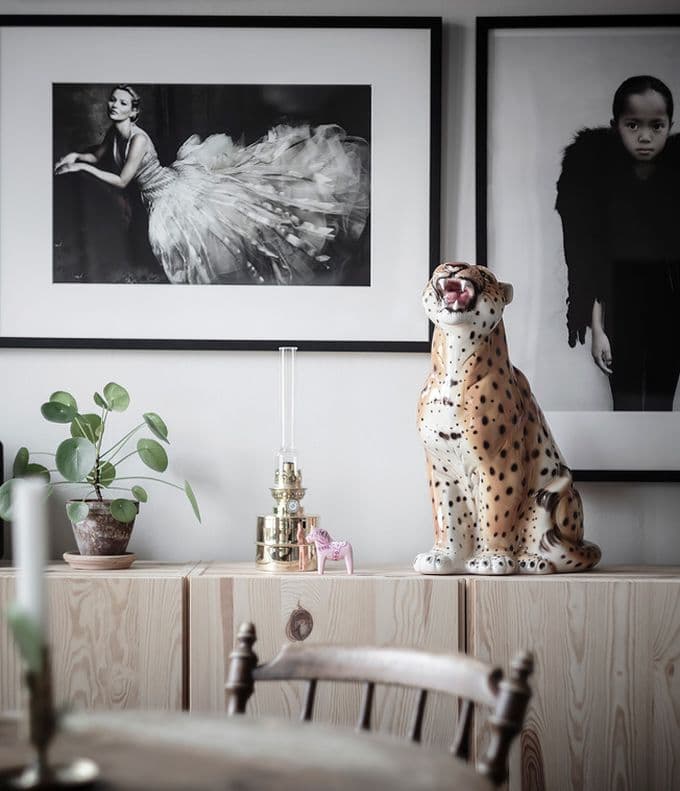 déco en noir et blanc mur de cadre statue tigre blog déco clem around the corner