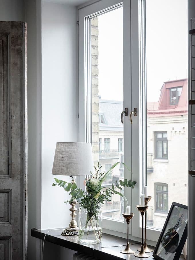 déco en noir et blanc fenêtre lampe bouquet blog déco clem around the corner