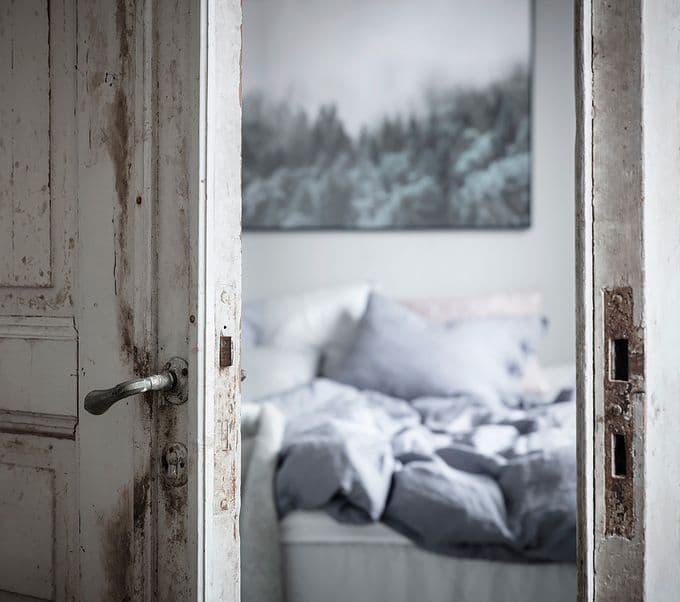 déco en noir et blanc chambre double porte bois blog déco clem around the corner