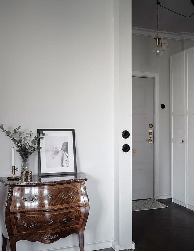 déco en noir et blanc entrée commode bois blog déco clem around the corner