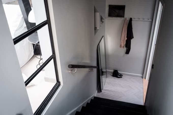 appartement design suédois entrée escaliers blog déco clem around the corner