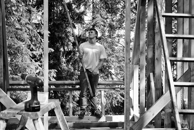 cabane dans les bois construction robin falck petit chalet