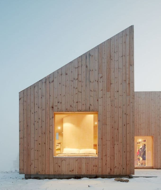 chalet design en norvège bois clair neige hiver chambre toit fenêtre blog déco clem around the corner
