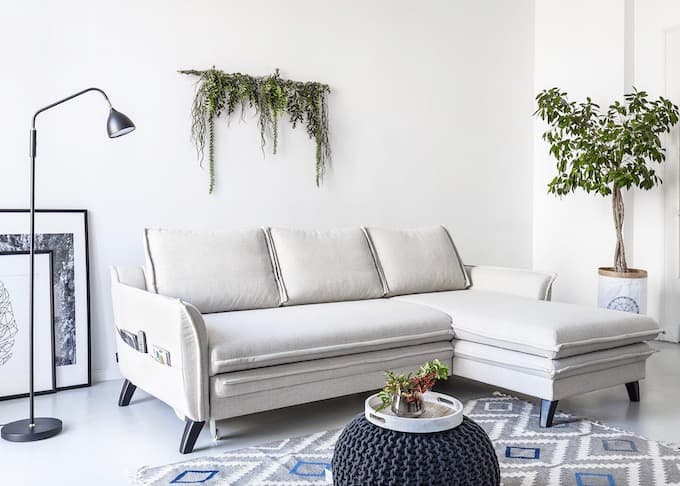 Canapé Bobochic gris avec méridienne dans un salon contemporain
