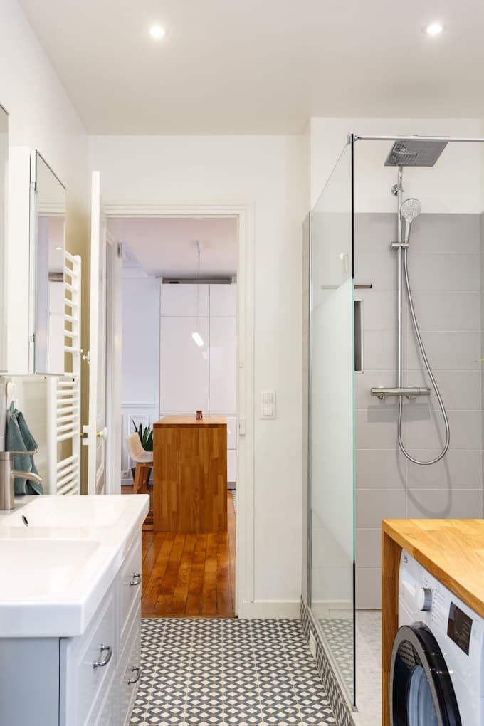 appartement chic parisien salle de bain douche italienne meuble gris carrelage motif machine à laver - blog déco - clemaroundthecorner