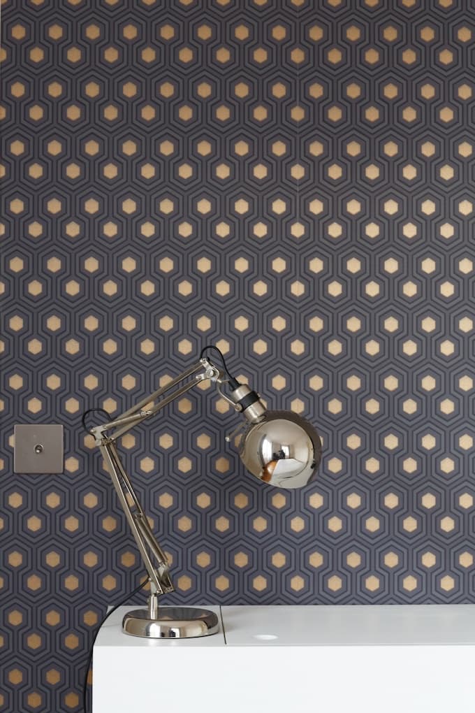 appartement chic parisien papier peint motif lampe meuble blanc - blog déco - clemaroundthecorner
