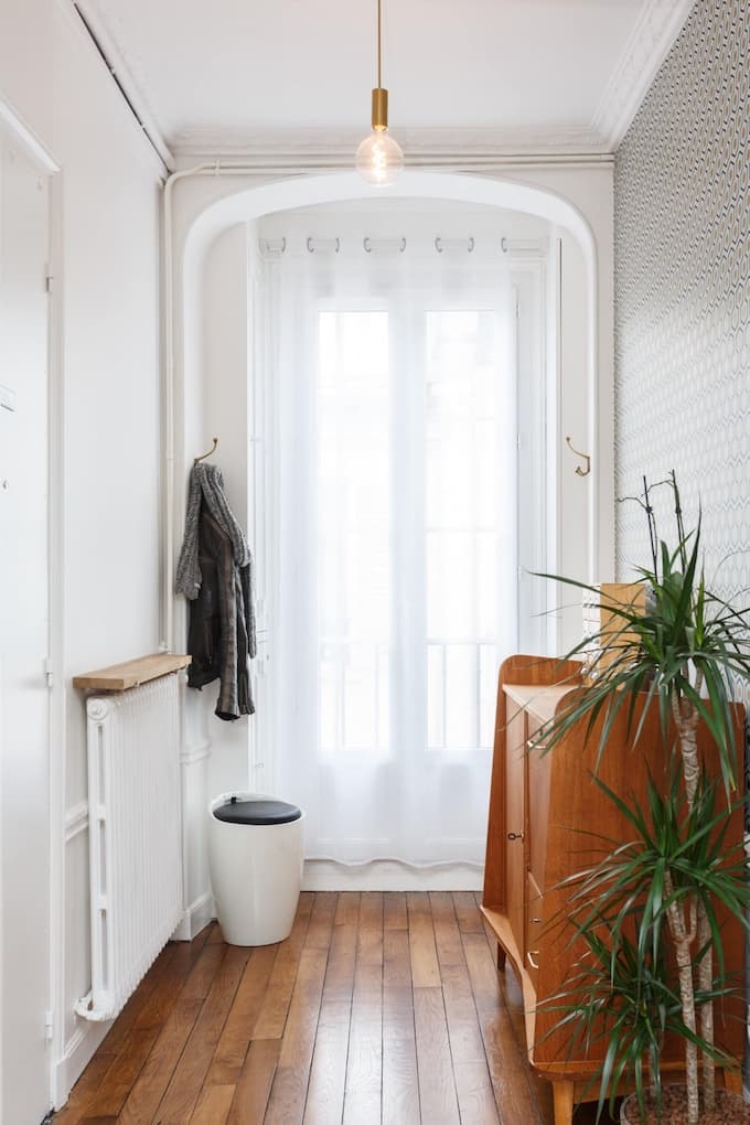 appartement chic parisien entrée abat-jour rond verre parquet bois - blog déco - clemaroundthecorner