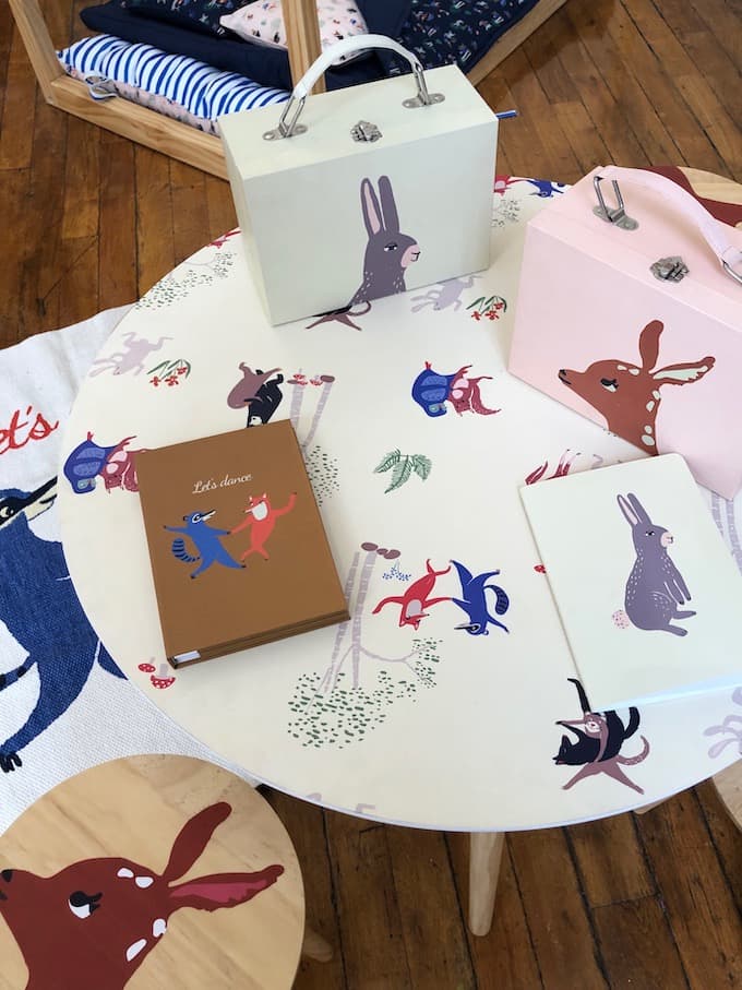 table ronde chambre enfant malette bambi animaux rose bleu