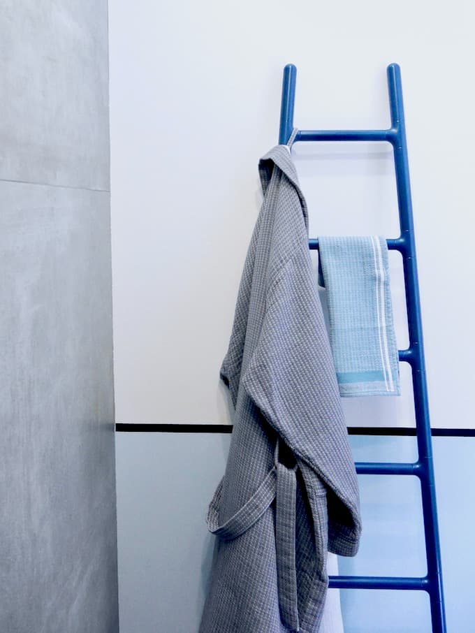 avant après salle de bain radiateur sèche serviette chauffant échelle design bleu - blog déco - clem around the corner