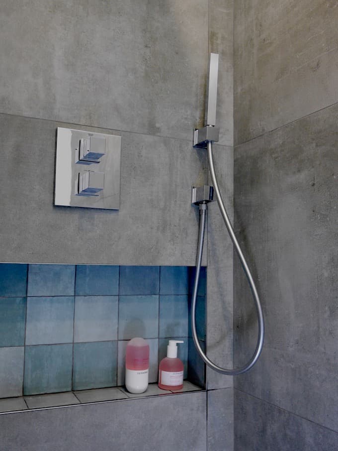 avant après salle de bain douche grés cérame béton cité niche zellige - blog déco - clem around the corner