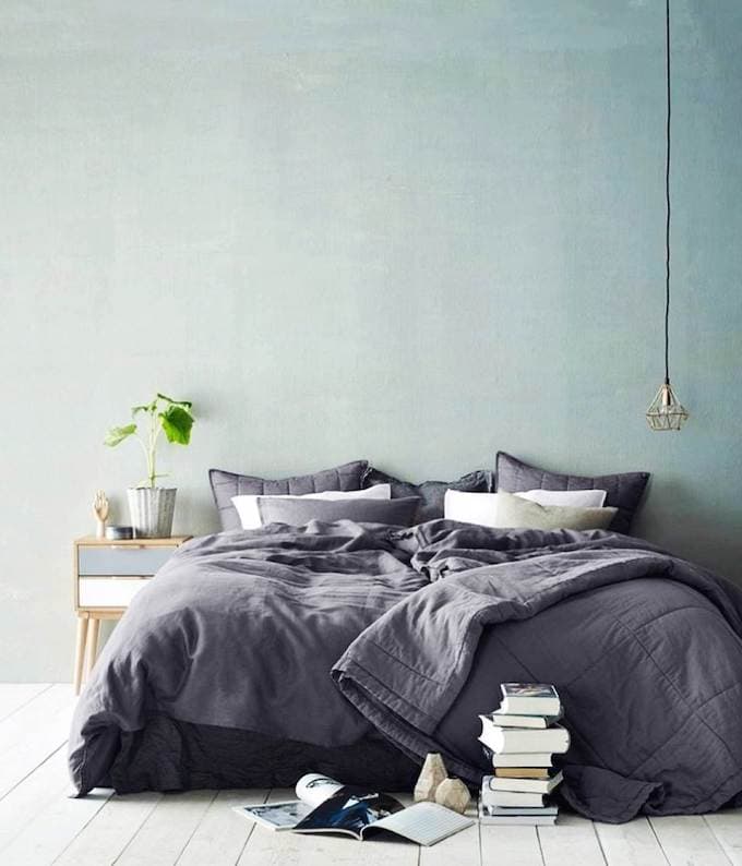 décoration vert céladon chambre lit double gris vert lampe - blog déco - clem around the corner