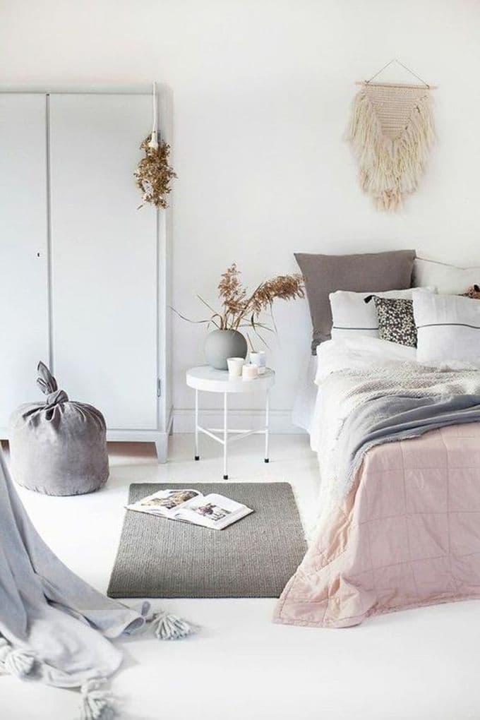 aménagement chambre à coucher feng shui chambre épurée tendance pastel -blog déco- clem around the corner