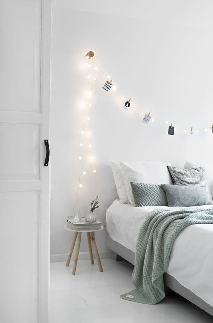 aménagement chambre à coucher feng shui chambre épurée blanche guirlandes lumineuses -blog déco- clem around the corner