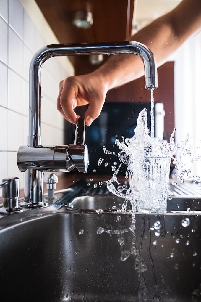 réduire sa consommation d'eau chez soi cuisine - blog déco - clem around the corner