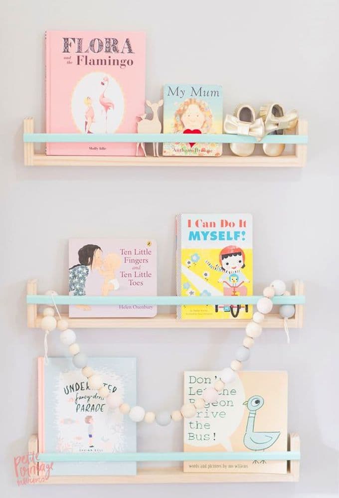 étagère Ikea bekvam hack bois turquoise chambre cosy enfant couleur pastel guirlande boule