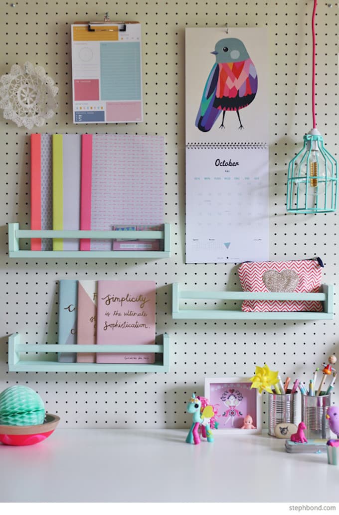 étagère Ikea bois bureau chambre enfant bleu trousse cahier pot crayon conserve - blog déco - clem around the corner