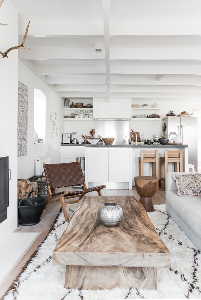 salle à manger blanc lumineux tapis sol bois tendance déco ethnique clemaroundthecorner