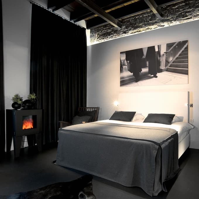 hôtel prison chambre sombre style industriel poutre apparentes clemaroundhtecorner