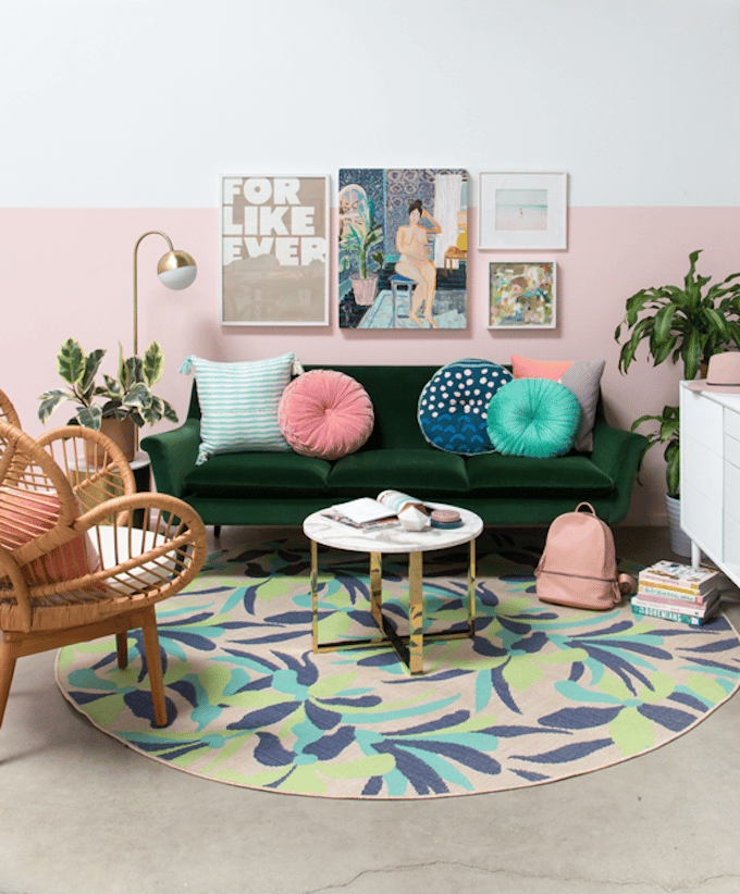 clemaroundthecorner salon lumineux coloré style californien fauteuil rotin déco couleur vert sapin