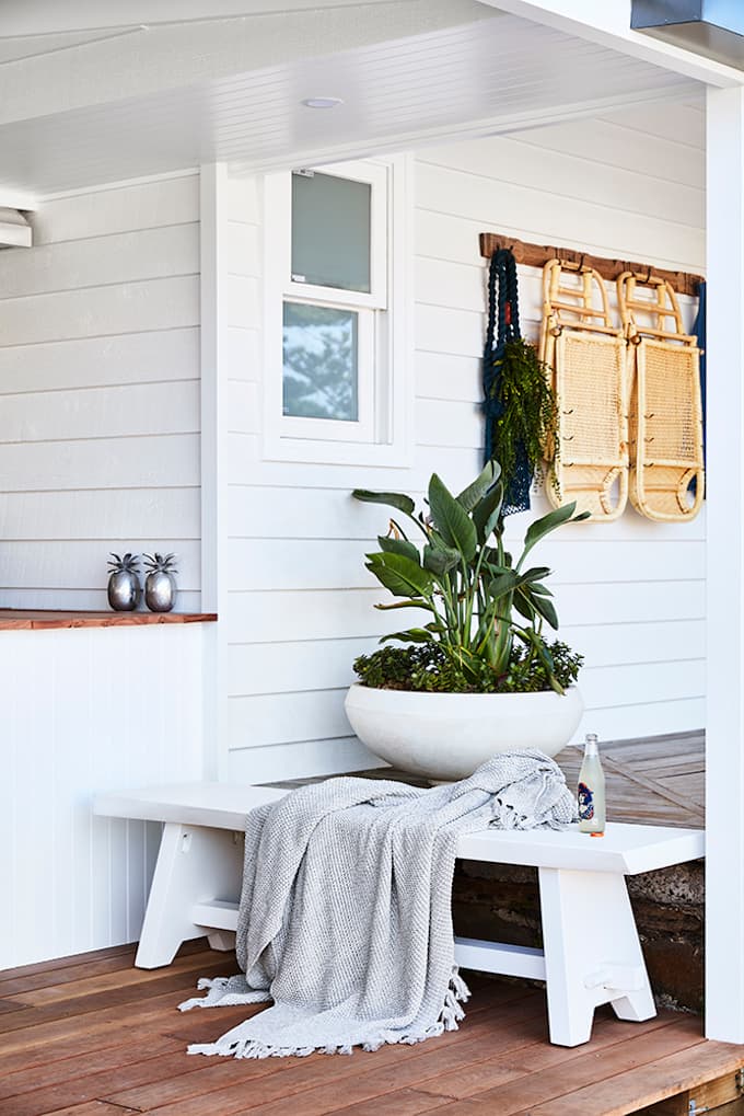 blog déco ferme transformation espace extérieure outdoor banc bois blanc
