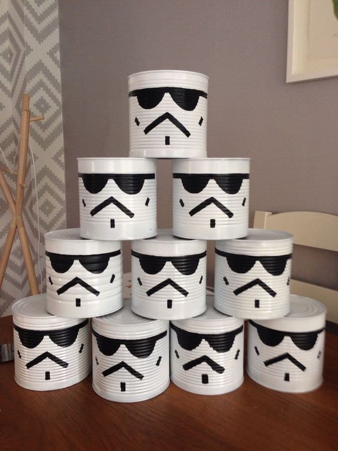 idée récupération recyclage déco récup star wars storm trooper blanc et noir boîte de conserve