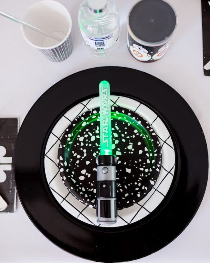 idée décoration geek star wars anniversaire fête néon créatif