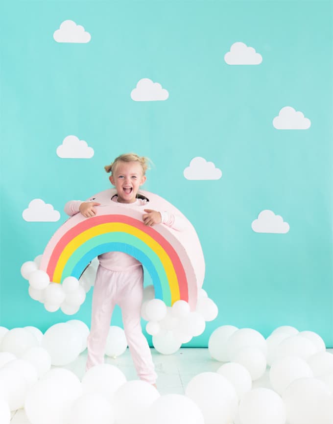 idée originale costume arc-en-ciel enfant ballons