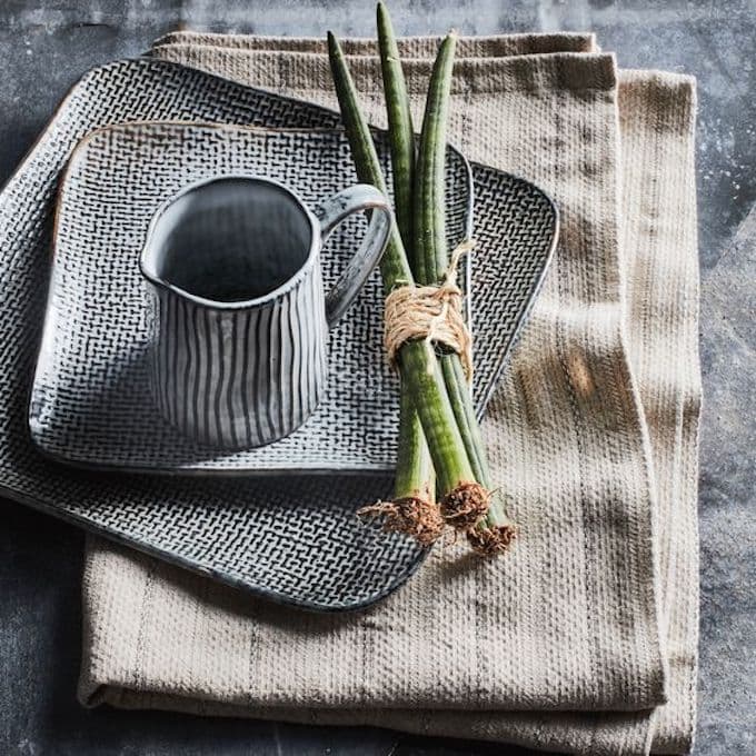 vaisselle grès carré noir blanc effet texture serviette en lin