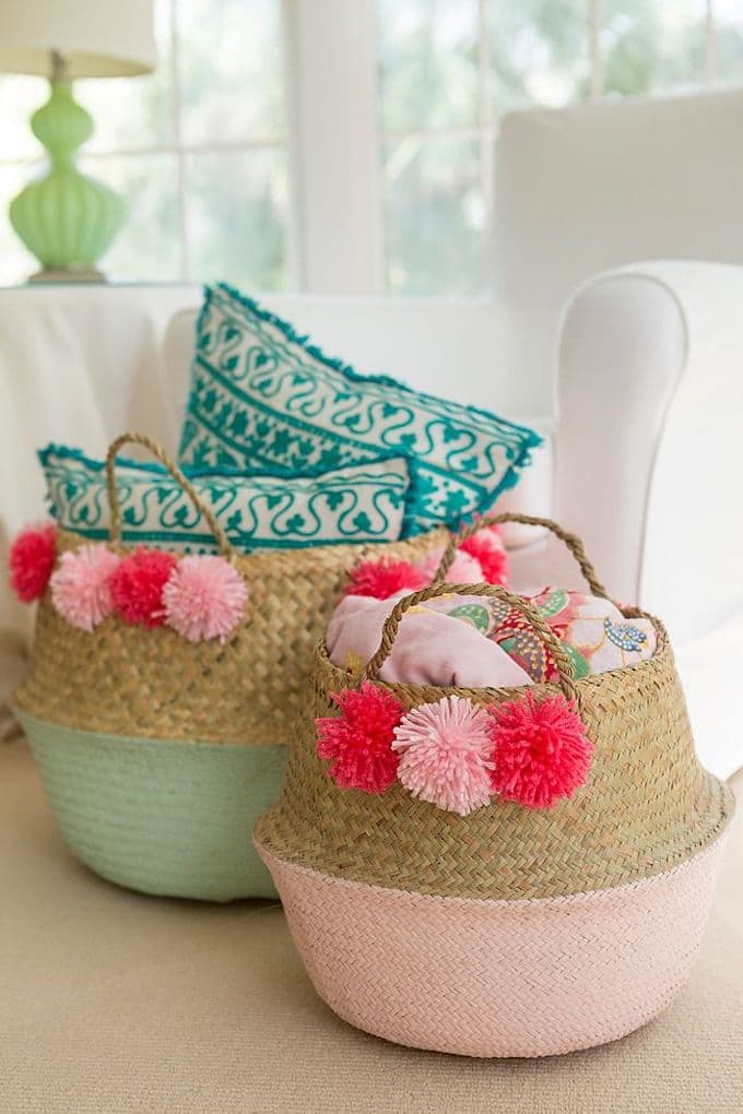 panier coloré rose bleu pastel pompon deco rangement salon