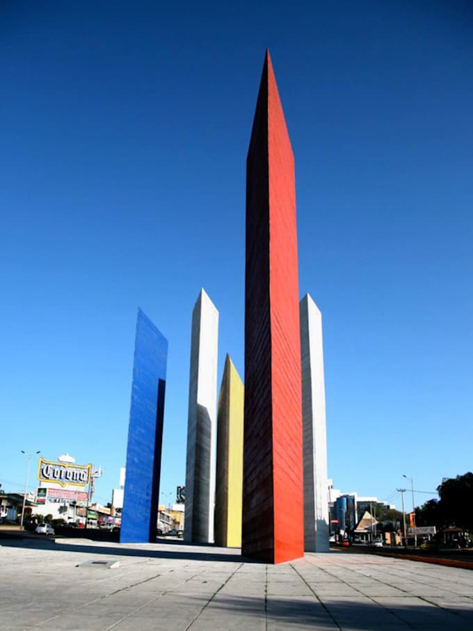 tour de satellite rouge bleu blanc jaune