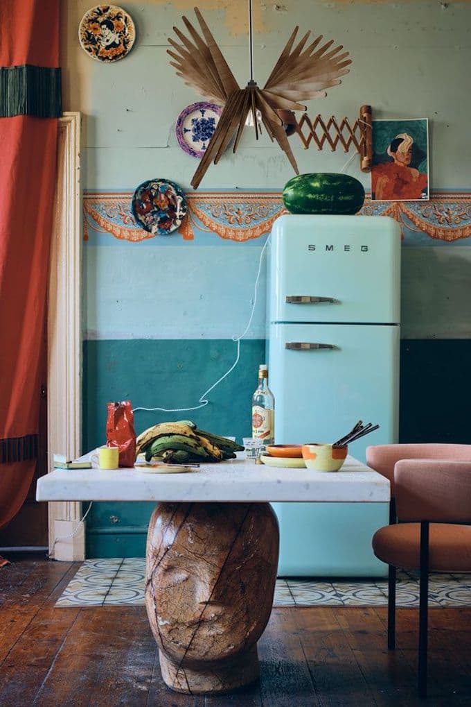 Cuisine arty bleu canard et terre cuite avec réfrigérateur pastel et accessoires colorés