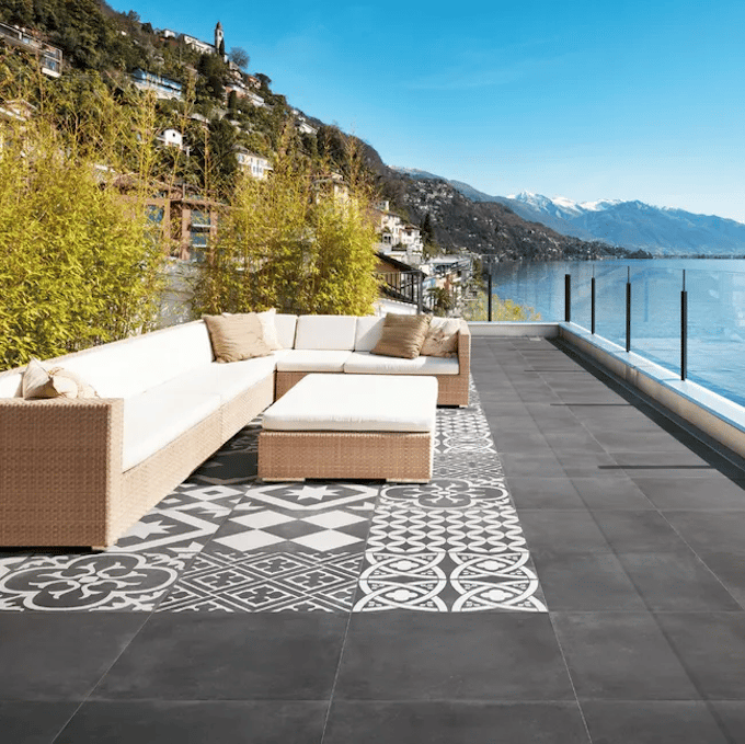 salon de jardin terrasse large noire graphique chaise jaune mur bois canapé droit
