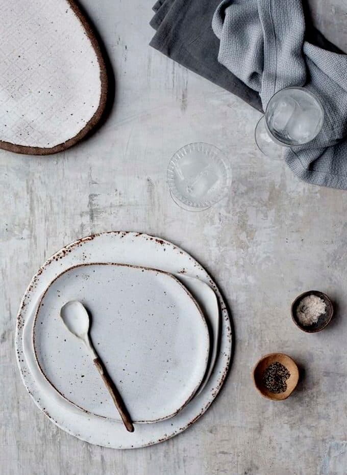 table blanche deco blanche lumineuse rustique assiette irrégulière